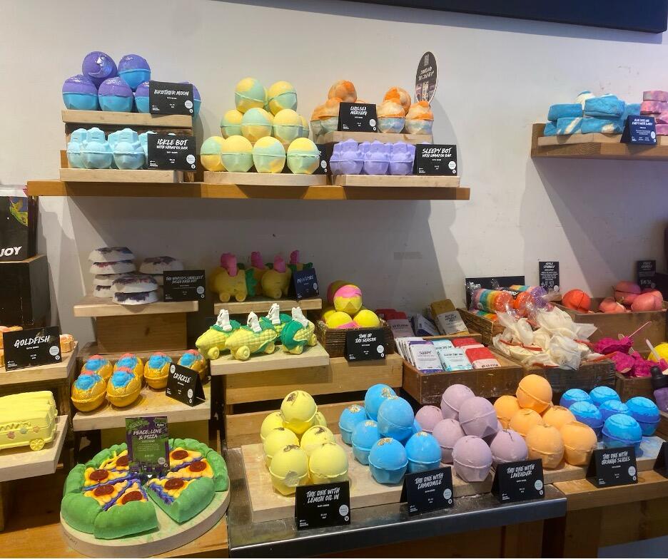 Photos Of Lush In San Fransisco’s Stonestown Galleria’s Eco-Friendly Packaging and Displays.